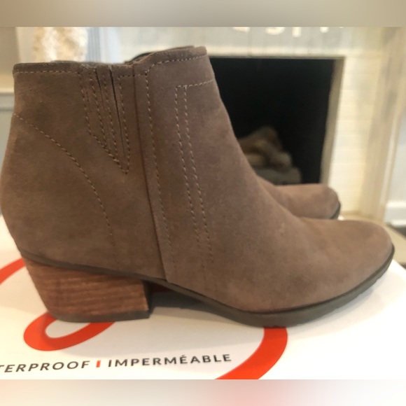 The Blondo Waterproof Valli Bootie. Size 6. Dark Taupe. - Picture 3 of 7